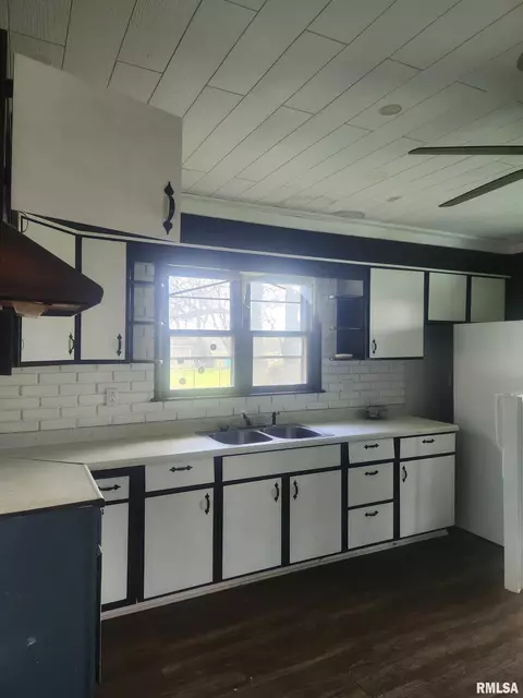 Kitchen - 24293 E County Highway 27 Hwy, Canton, IL 61520 photo 4 of 4