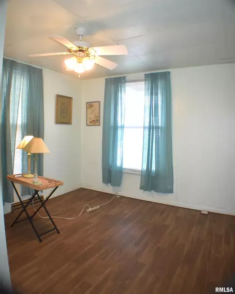 Living - 899 E Chestnut St, Canton, IL 61520 photo 1 of 1
