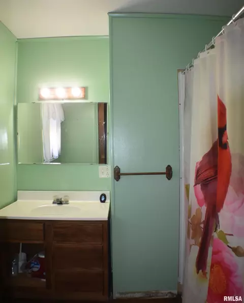 Bath - 899 E Chestnut St, Canton, IL 61520 photo 1 of 2