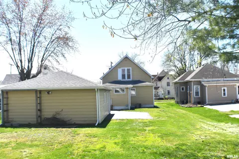 Exterior - 899 E Chestnut St, Canton, IL 61520 photo 2 of 9