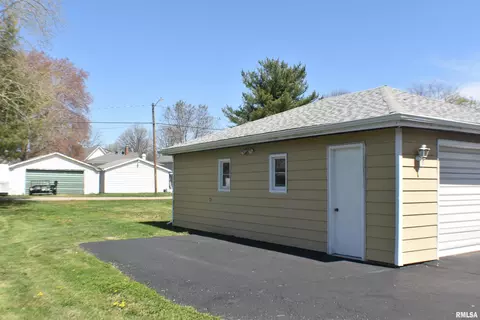 Exterior - 899 E Chestnut St, Canton, IL 61520 photo 7 of 9