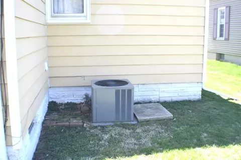Exterior - 899 E Chestnut St, Canton, IL 61520 photo 5 of 9