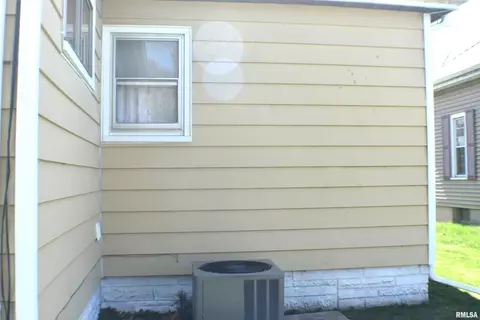 Exterior - 899 E Chestnut St, Canton, IL 61520 photo 6 of 9