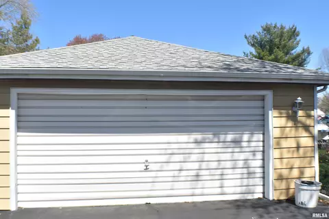 Exterior - 899 E Chestnut St, Canton, IL 61520 photo 8 of 9