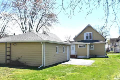 Exterior - 899 E Chestnut St, Canton, IL 61520 photo 3 of 9