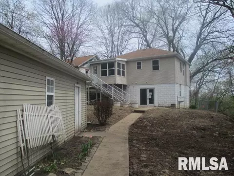 7318 N Safford Dr, Peoria, IL 61615
