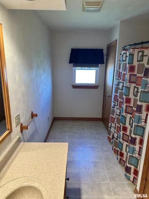 Entry Way - 723 Elm St, Canton, IL 61520 photo 4 of 4
