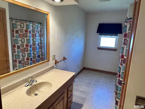 Bath - 723 Elm St, Canton, IL 61520 photo 2 of 2