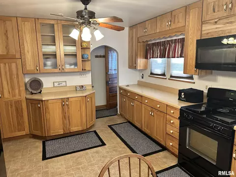 Kitchen - 723 Elm St, Canton, IL 61520 photo 2 of 8