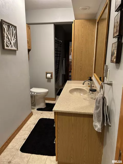 Bath - 723 Elm St, Canton, IL 61520 photo 1 of 2