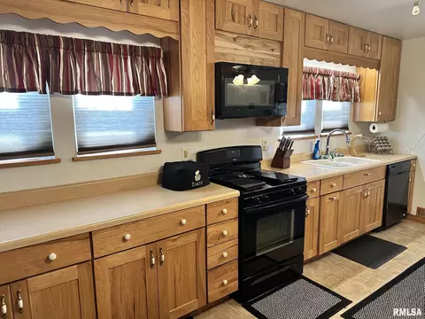 Kitchen - 723 Elm St, Canton, IL 61520 photo 3 of 8