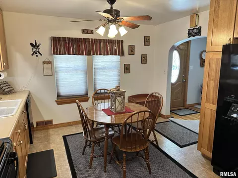 Dining - 723 Elm St, Canton, IL 61520 photo 1 of 1