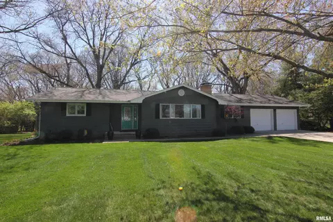 297 E Far Hills Dr, East Peoria, IL 61611