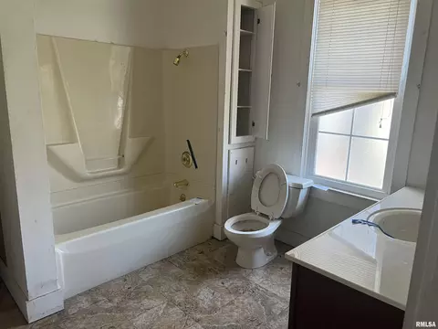705 E Washington St, Macomb, IL 61455 photo 11