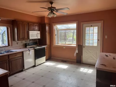705 E Washington St, Macomb, IL 61455 photo 9