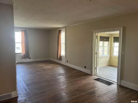 705 E Washington St, Macomb, IL 61455 photo 4