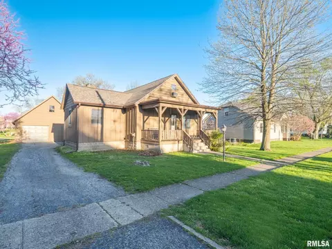 304 N Franklin St, Roanoke, IL 61561