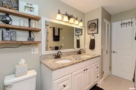 Bath - 1014 E Madison St, Morton, IL 61550 photo 4 of 6