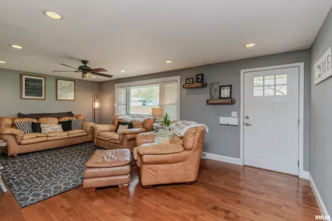 Living - 1014 E Madison St, Morton, IL 61550 photo 1 of 5