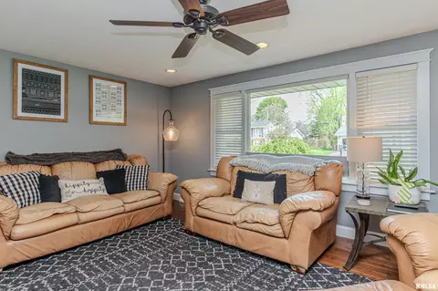 Living - 1014 E Madison St, Morton, IL 61550 photo 2 of 5