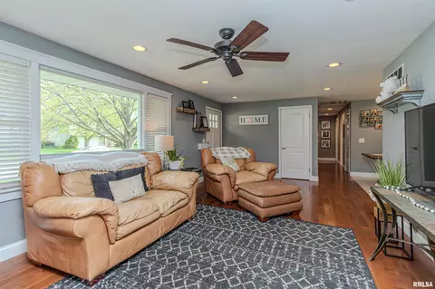 Living - 1014 E Madison St, Morton, IL 61550 photo 3 of 5