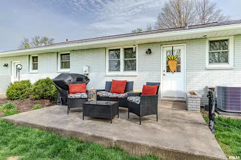 Exterior - 1014 E Madison St, Morton, IL 61550 photo 2 of 9