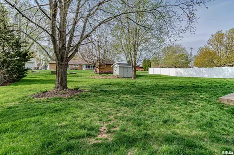 Exterior - 1014 E Madison St, Morton, IL 61550 photo 6 of 9