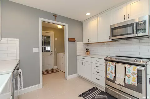 Kitchen - 1014 E Madison St, Morton, IL 61550 photo 4 of 5