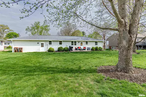Exterior - 1014 E Madison St, Morton, IL 61550 photo 7 of 9