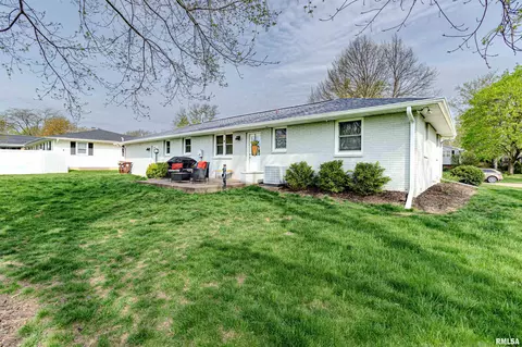 Exterior - 1014 E Madison St, Morton, IL 61550 photo 3 of 9