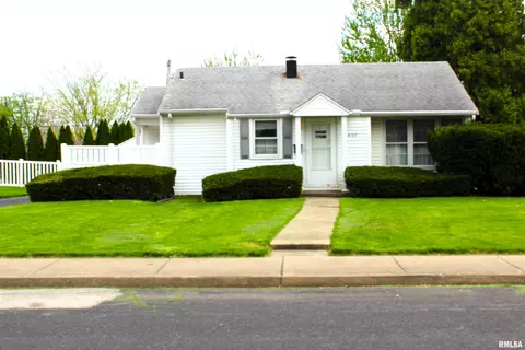 4136 N Chelsea Pl, Peoria, IL 61614