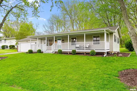 1013 Brookline Dr, Eureka, IL 61530