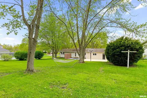 Exterior - 1013 Brookline Dr, Eureka, IL 61530 photo 9 of 10
