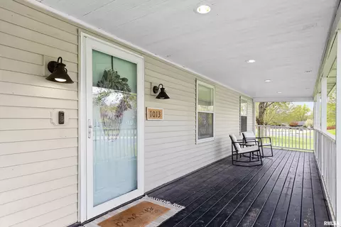 Exterior - 1013 Brookline Dr, Eureka, IL 61530 photo 4 of 10