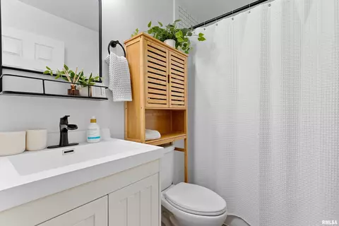 Bath - 1013 Brookline Dr, Eureka, IL 61530 photo 1 of 1