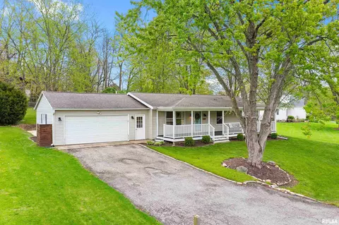 Exterior - 1013 Brookline Dr, Eureka, IL 61530 photo 6 of 10