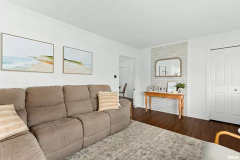 Living - 1013 Brookline Dr, Eureka, IL 61530 photo 2 of 3