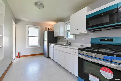 Kitchen - 705 E Tripp Ave, Peoria, IL 61603 photo 1 of 2