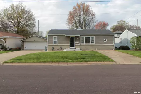1101 Oxford Ave, Pekin, IL 61554