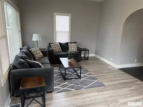 637 N Johnson St, Macomb, IL 61455 photo 4