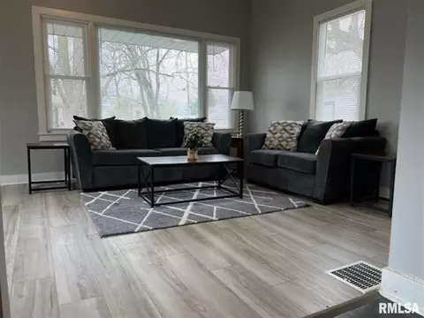 637 N Johnson St, Macomb, IL 61455 photo 3