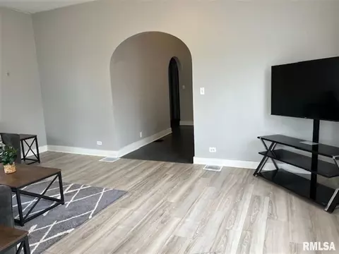 637 N Johnson St, Macomb, IL 61455 photo 5