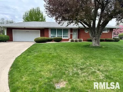 1709 St Clair Dr, Pekin, IL 61554