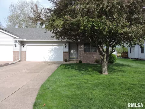 2404 Lakeshore Dr, Pekin, IL 61554