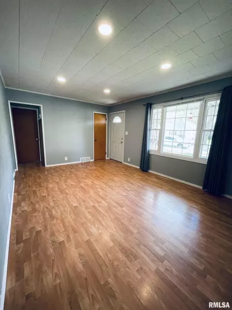 928 S 2nd Ave, Canton, IL 61520 photo 4