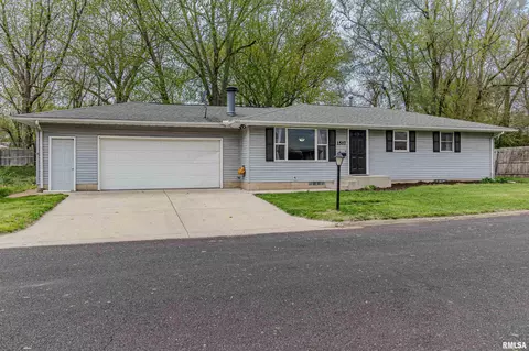 1517 W Shore Dr, Pekin, IL 61554