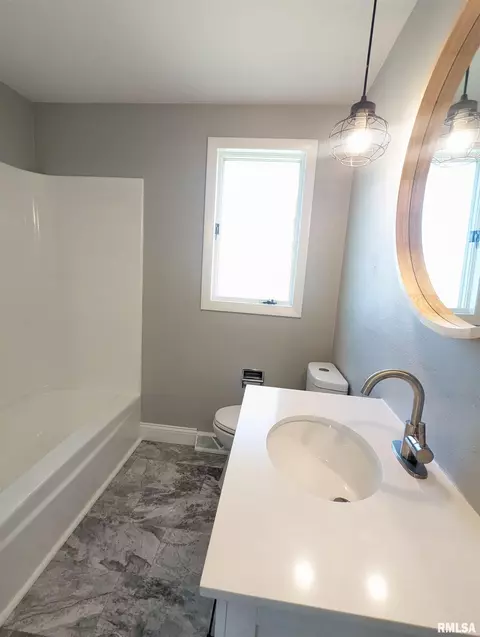 Bath - 2274 Robin Rd, Washington, IL 61571 photo 2 of 3
