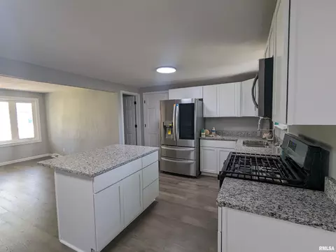 Kitchen - 2274 Robin Rd, Washington, IL 61571 photo 6 of 9