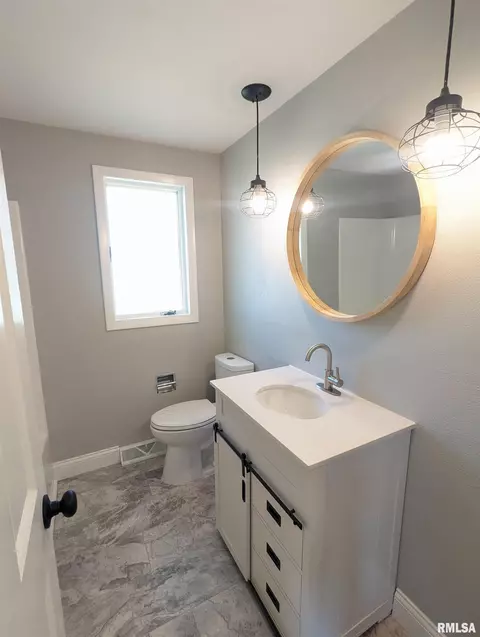 Bath - 2274 Robin Rd, Washington, IL 61571 photo 3 of 3