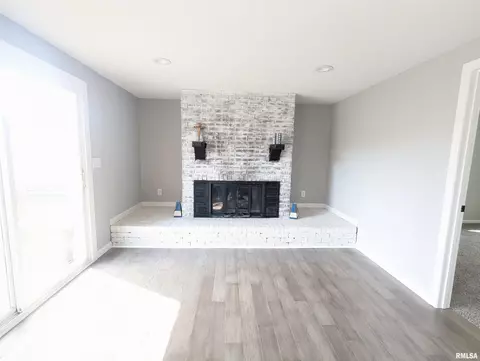 Living - 2274 Robin Rd, Washington, IL 61571 photo 4 of 5